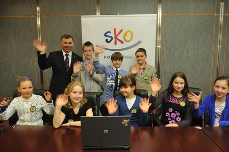 Konferencja prasowa z udziałem Prezesa PKO Banku Polskiego Zbigniewa Jagiełło oraz uczniów, podczas której zostały zaprezentowane możliwości zrewitalizowanego SKO